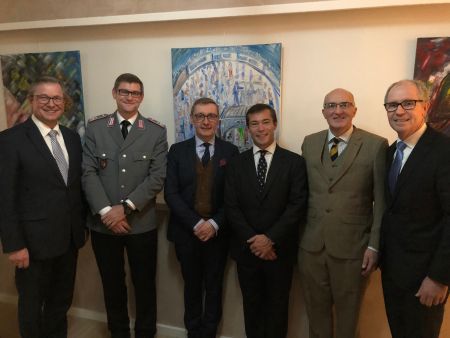 Treffen im Kreishaus:  Von links: Paderborns Bürgermeister Michael Dreier,  Oberstleutnant Jörg Stenzel Panzerbataillon 203,  Oberst Ansgar Meyer Panzerbrigade 21 „Lipperland“ , Brigadier Dominic Biddick 20th Armoured Brigade,   Lieutenant Colonel Bob Wells Station Commander Paderborn und Landrat Manfred Müller wollen gemeinsam daran arbeiten, dass der beliebte deutsch-britische Gottesdienst auch im kommenden Jahr stattfinden kann  Treffen im Keishaus mit den Briten